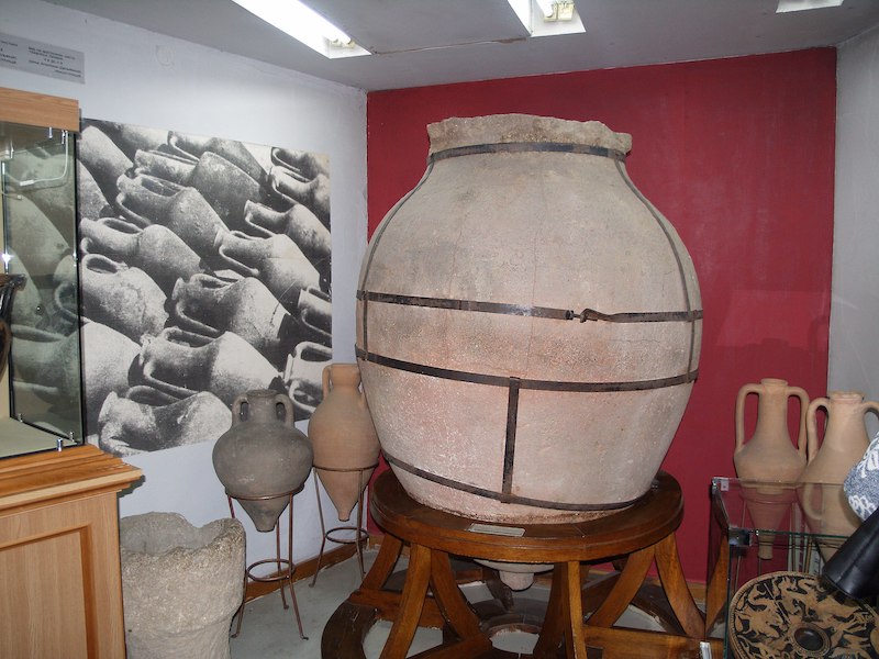This ancient vessel, photographed on display at the National Museum of the History of Ukraine in Kiev in January 2005, is the sort of artifact that looters and traffickers might target while the Russian invasion of the country wreaks havoc. Image courtesy of Wikimedia Commons, photo credit Alexostrov. Shared under the Creative Commons Attribution Share-Alike 3.0 Unported license.