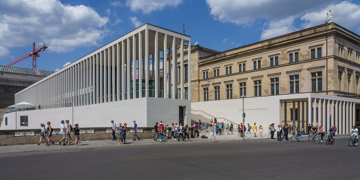 The James Simon Gallery in Berlin, Germany, photographed in July 2019. The building was designed by British architect David Alan Chipperfield, who was just awarded the 2023 Pritzker Prize. Image courtesy of Wikimedia Commons, photo credit A. Savin, who shared it under the Copyleft Free Art License 1.3.