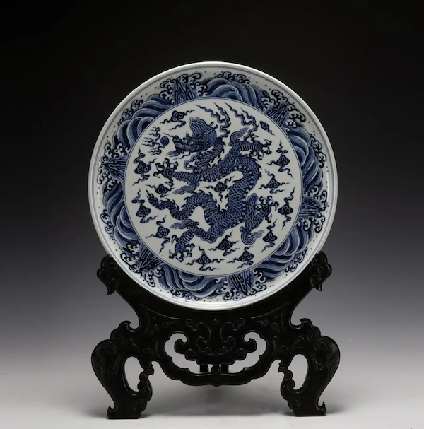 Chinese Ming dynasty blue and white porcelain dragon charger on stand, estimated at $1,000-$1,500