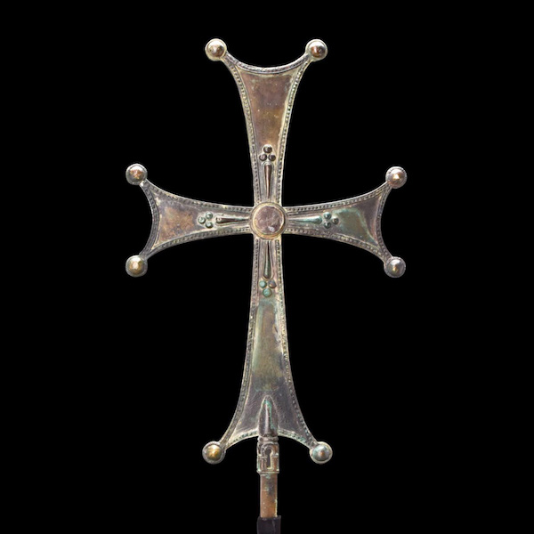 Rare Byzantine bronze processional cross, Eastern Mediterranean to Middle East, circa 500-800 AD. Crafted to the highest degree of skill and artistry. Size: 500mm x 265mm (20in x 10.43in). Weight: 2.04kg (4lbs 8oz). Provenance: NYC collection, ex Fortuna Fine Arts, NYC. Estimate £4,000-£8,000 ($5,010-$10,020). Image courtesy of Apollo Art Auctions, London