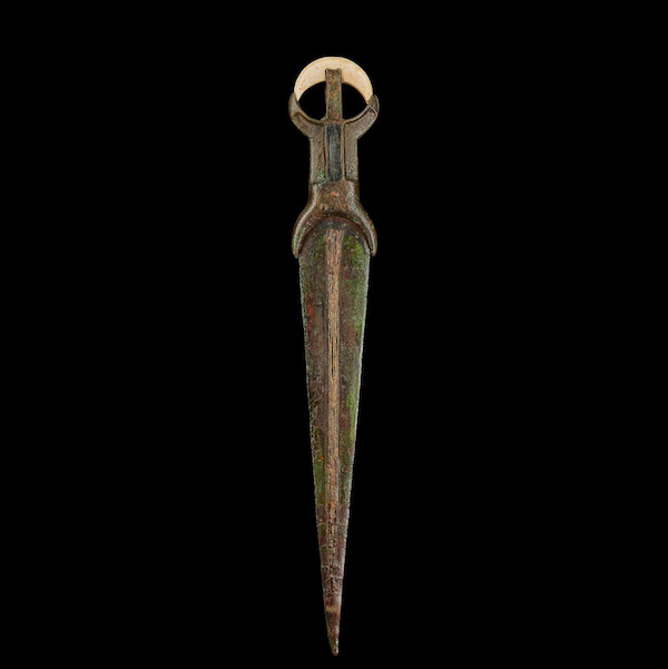 Egyptian bronze dagger with elaborate handle, New Kingdom, 18th Dynasty, circa 1550-1292 BC. Similar to an example in the collection of The Brooklyn Museum. 420mm x 63mm (16.5in x 2.48in), 570g (1lb 4oz). Provenance: European private collection; formerly with Ureus Gallery, Paris, 2013. Estimate £12,000-£24,000 ($15,032-$30,064). Image courtesy of Apollo Art Auctions, London