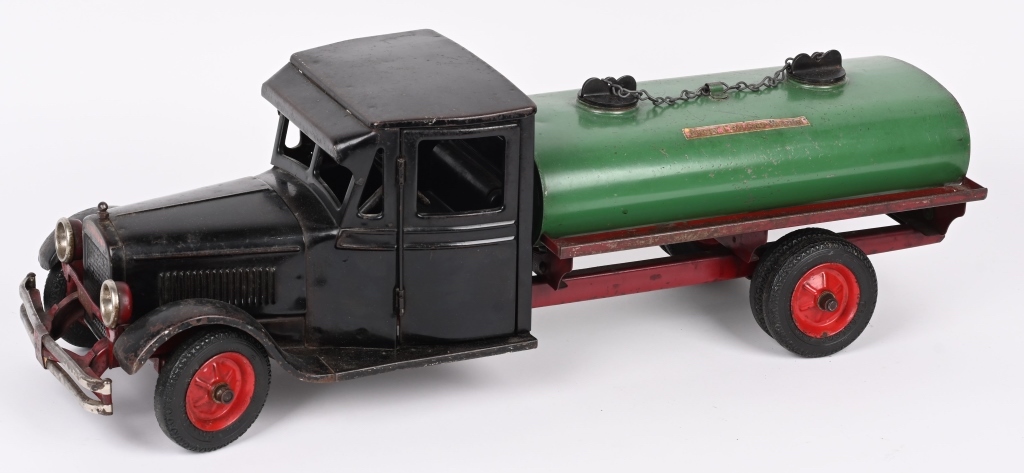 Buddy ‘L’ Junior 23in pressed-steel Oil Tank Truck. All original, including paint. Excellent condition. Estimate $1,000-$1,500