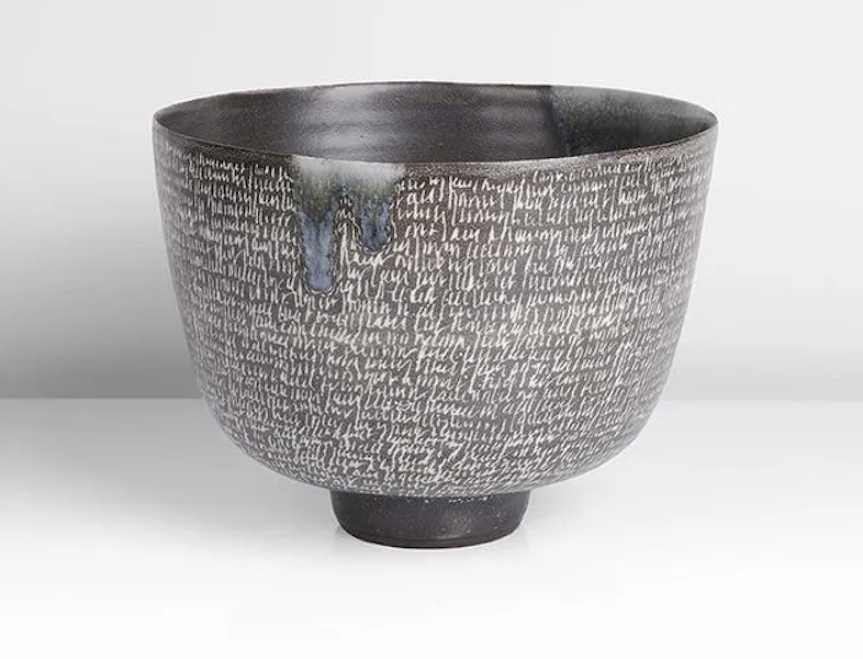 A circular bowl with a poem written on its outside surface by British studio ceramicist Rupert Spira realized £6,000 (roughly $7,496) plus the buyer’s premium in July 2020. Image courtesy of Maak Contemporary Ceramics and LiveAuctioneers.