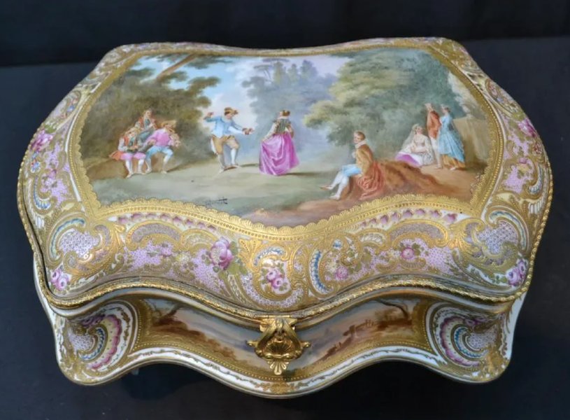 A very large Sevres dresser box earned $3,500 plus the buyer’s premium in November 2018. Image courtesy of Echoes Antiques & Auction Gallery, Inc. and LiveAuctioneers.