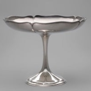 Fluted compote, sterling silver, early 20th century, the Kalo Shop, Chicago. On loan from the Jordan Schnitzer Museum of Art: Loan of Margo Grant Walsh, New York. L2021:24.5, L2023.0201.040. Courtesy of SFO Museum