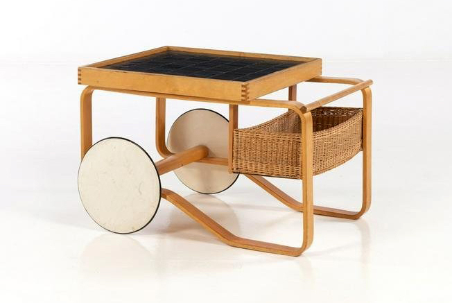 This mid-1950s Alvar Aalto Tea Trolley 900 in a variant style brought €39,000 (about $42,609) plus the buyer’s premium in May 2020. Image courtesy of Piasa and LiveAuctioneers.