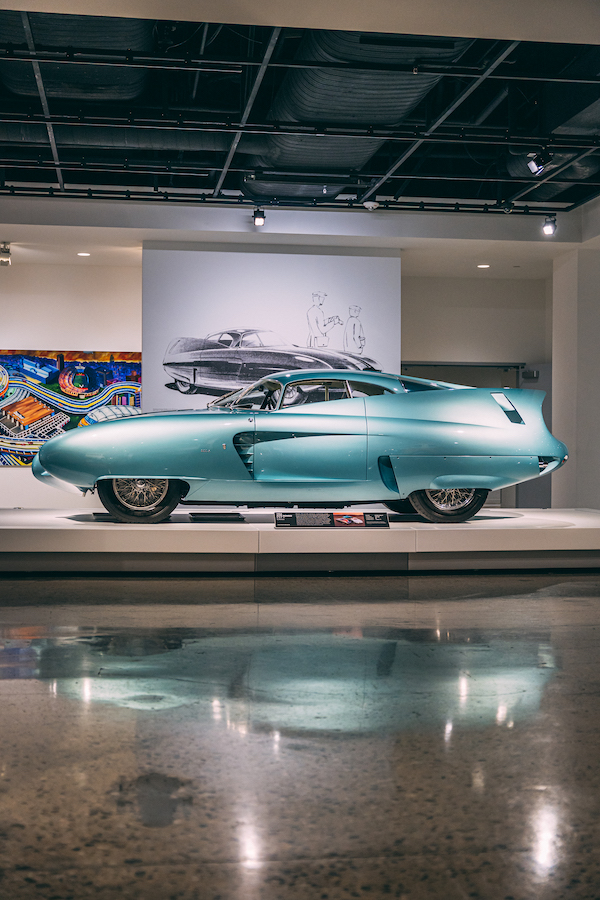 Installation shot of ‘Fast/Forward: Strother MacMinn's Sports Cars of the Future’ – Courtesy of Petersen Automotive Museum / Mitokino