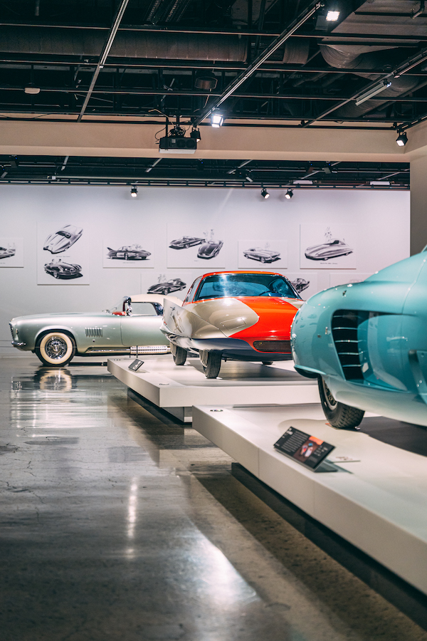 Installation shot of ‘Fast/Forward: Strother MacMinn's Sports Cars of the Future’ – Courtesy of Petersen Automotive Museum / Mitokino