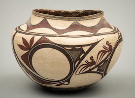 Maker formerly known [Halona:wa (Zuni Pueblo)], polychrome jar, circa 1865. Clay and pigment, 9 by 13 by 13in. Collection of Shelburne Museum, Anthony and Teressa Perry collection of Native American art. 2023-5.17. Photography by Andy Duback.
