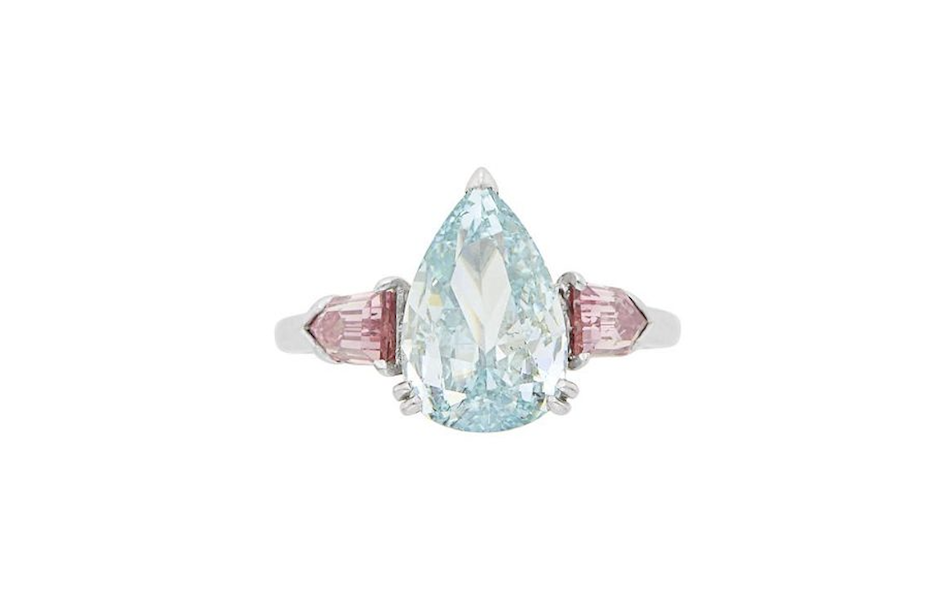 Bulgari ring featuring a Fancy Intense blue-green diamond flanked by two Fancy Intense pink diamonds, $1,058,500. Image courtesy of Doyle and LiveAuctioneers