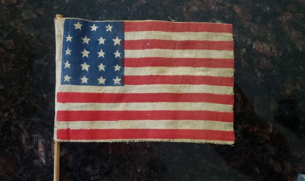 1816-1817 American parade flag featuring 19 stars, estimated at $2,000-$2,500 