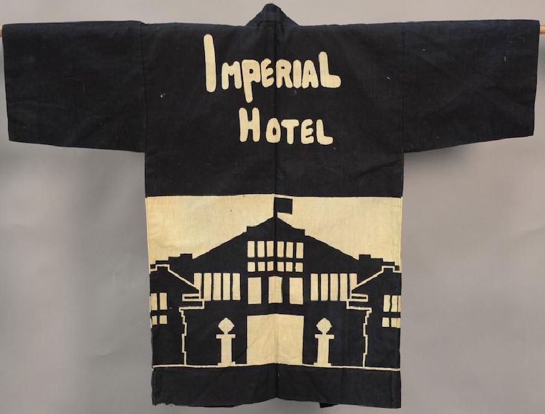 A circa-1930s black and white kimono from the Frank Lloyd Wright-designed Imperial Hotel in Tokyo brought $300 plus the buyer’s premium in May 2017. Image courtesy of Nadeau’s Auction Gallery and LiveAuctioneers
