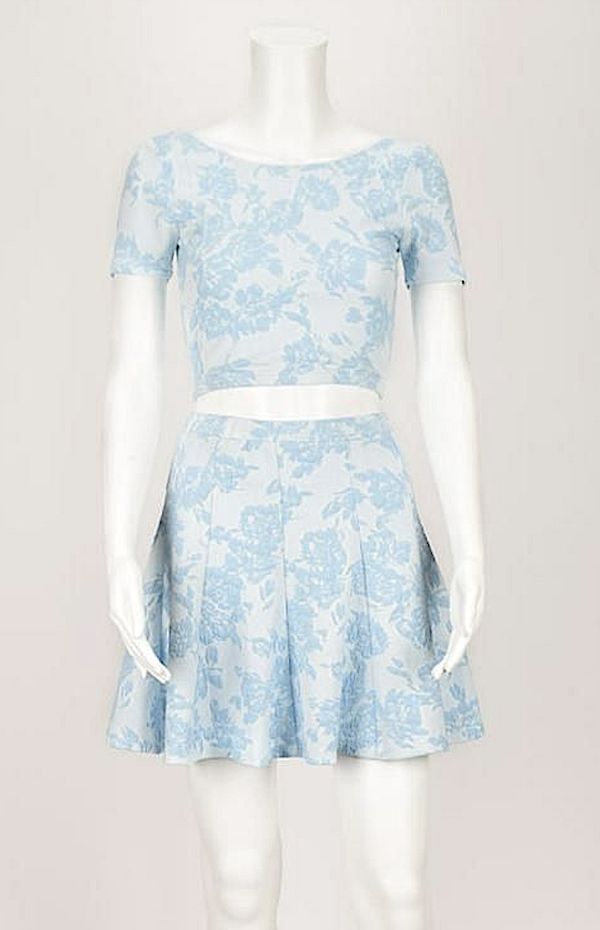 Taylor Swift’s personally-worn blue two-piece outfit from a 2015 outing in New York City earned $2,816 including the buyer’s premium in August 2019. Image courtesy of RR Auction and LiveAuctioneers.