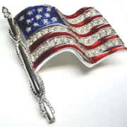 This 18K white gold and diamond flag brooch achieved $3,200 plus the buyer’s premium in May 2017. Image courtesy of Les Antiquites Maison and LiveAuctioneers.