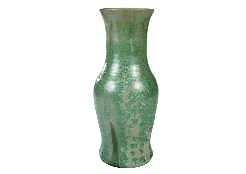 A large circa-1930-35 Pisgah Forest vase with crystalline glaze realized $1,200 plus the buyer’s premium in July 2022. Image courtesy of Brunk Auctions and LiveAuctioneers.