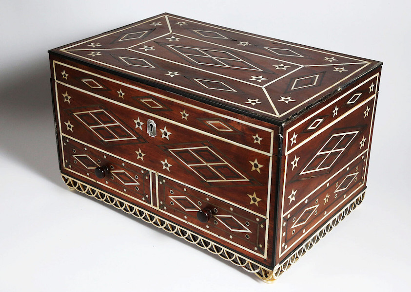 Whaleman-made highly embellished trinket box, estimated at $4,000-$6,000. Image courtesy of Rafael Osona Auctions