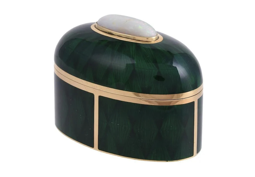 A milky-white oval opal regally sets off this green translucent enamel box designed by Gerald Benney. It brought £4,800, or nearly $6,000, plus the buyer’s premium in July 2022. Image courtesy of Dreweatts Donnington Priory and LiveAuctioneers.