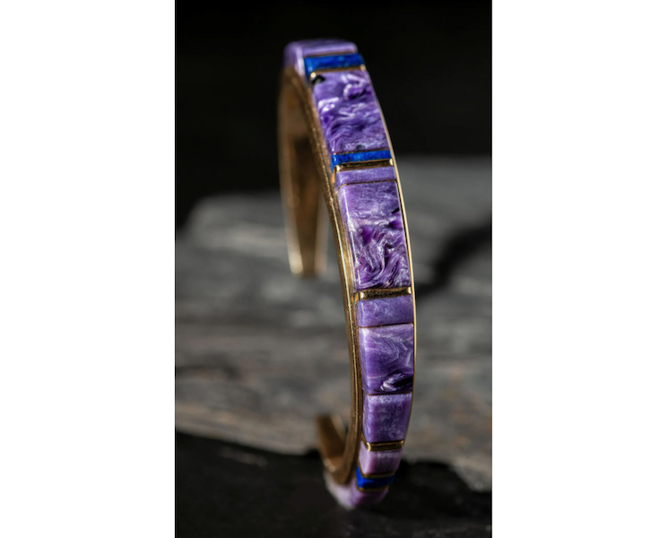 A 14K gold Charles Loloma cuff bracelet having charoite and lapis cobblestone inlay brought $15,000 plus the buyer’s premium in February 2023. Image courtesy of Hindman and LiveAuctioneers.