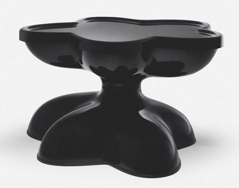 This jet black 1969 Wendell Castle Swivel Molar coffee table in gel-coated fiberglass took $5,500 plus the buyer’s premium in April 2022. Image courtesy of Wright and LiveAuctioneers.