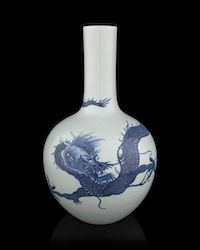 Chinese blue and white porcelain dragon bottle vase, which sold for $100,000 ($130,000 with buyer's premium) at Hindman.