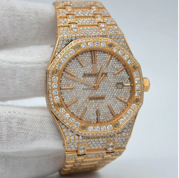 This Audemars Piguet Royal Oak self-winding watch in rose gold, covered with diamonds, sold for $914,750 plus the buyer’s premium in September 2021. Image courtesy of Bidhaus and LiveAuctioneers.