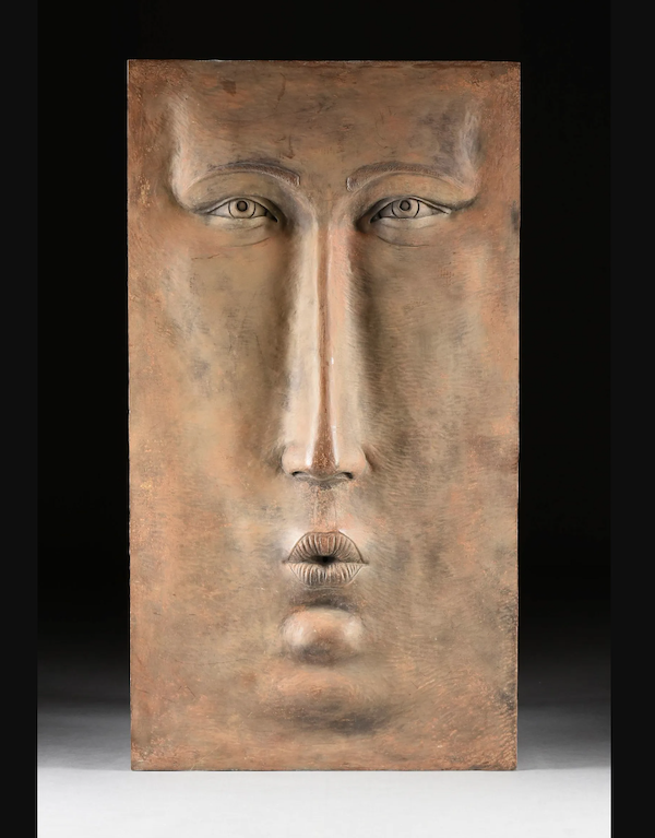 Among Sergio Bustamante’s sought-after sculpture fountains is this signed ‘Face Mask’ fountain that attained $8,500 plus the buyer’s premium in May 2022. Image courtesy of Simpson Galleries, LLC and LiveAuctioneers.