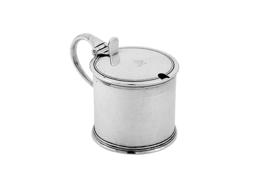 An 1831 William IV provincial silver drum-form mustard pot by Barber, Cattle & North of York, England brought £1,400 ($1,775) plus the buyer’s premium in June 2021. Image courtesy of Chiswick Auctions and LiveAuctioneers.