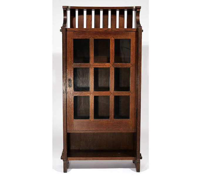 This early Stickley oak bookcase, model #512, earned $50,000 plus the buyer’s premium in November 2021. Image courtesy of Butterscotch Auction and LiveAuctioneers.