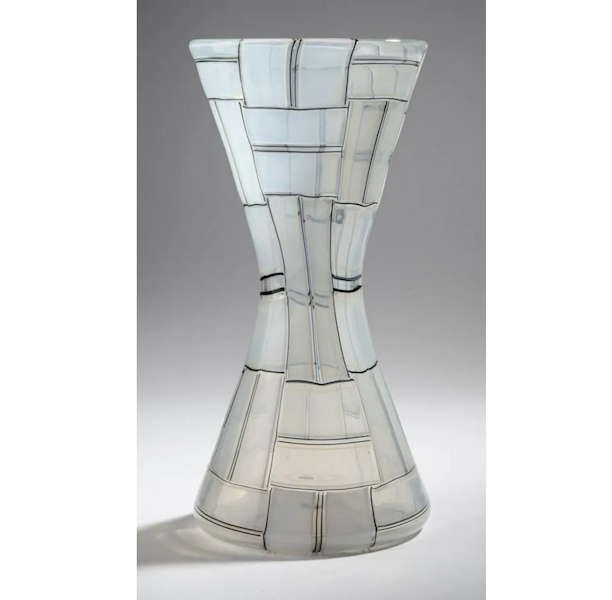 This circa-1957 spindle-shaped Ercole Barovier Sidone vase brought €16,000 ($17,580) plus the buyer’s premium in March 2021. Image courtesy of Quittenbaum Kunstauktionen GmbH and LiveAuctioneers.