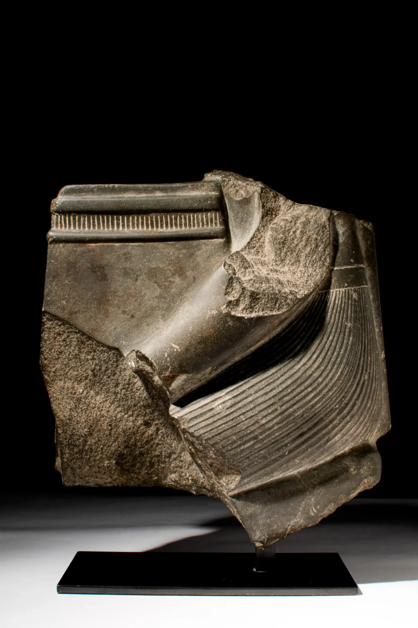 Late Period, 26th Dynasty (circa 590-570 BC) graywacke fragment of a figure in a kneeling position, which sold for £22,000 (£27,500 or $34,880 with buyer’s premium) at Apollo Art Auctions.