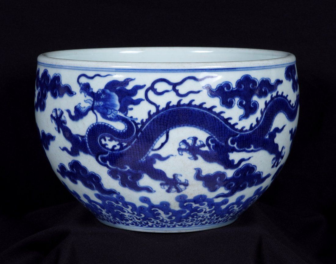 Chinese blue and white dragon jardinière with a Qianlong mark, which hammered for $120,000 and sold for $150,000 with buyer’s premium at Amero Auctions.