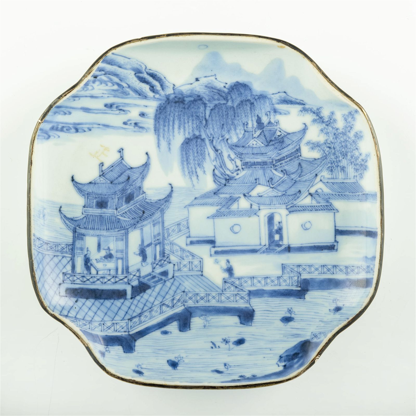 Chinese bleu de Hue dish made for the Vietnamese court, which hammered for $26,000 and sold for $33,280 with buyer’s premium at Oakridge Auction Gallery.