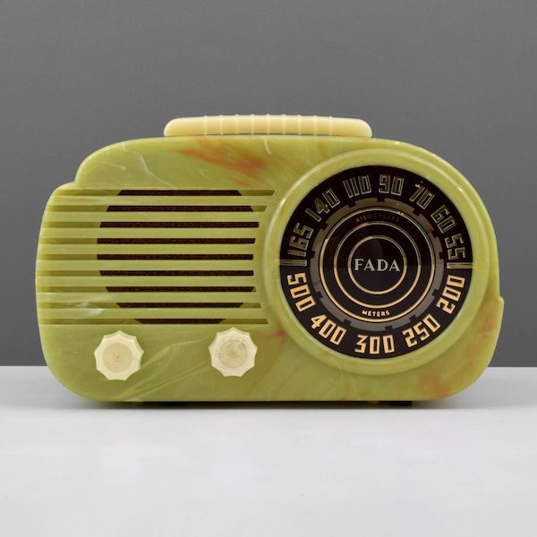 This FADA Radio & Electric Co. Art Deco Cloud radio, model 845XA in onyx and alabaster, went for $1,040 plus the buyer’s premium in February 2020. Image courtesy of Palm Beach Modern Auctions and LiveAuctioneers.