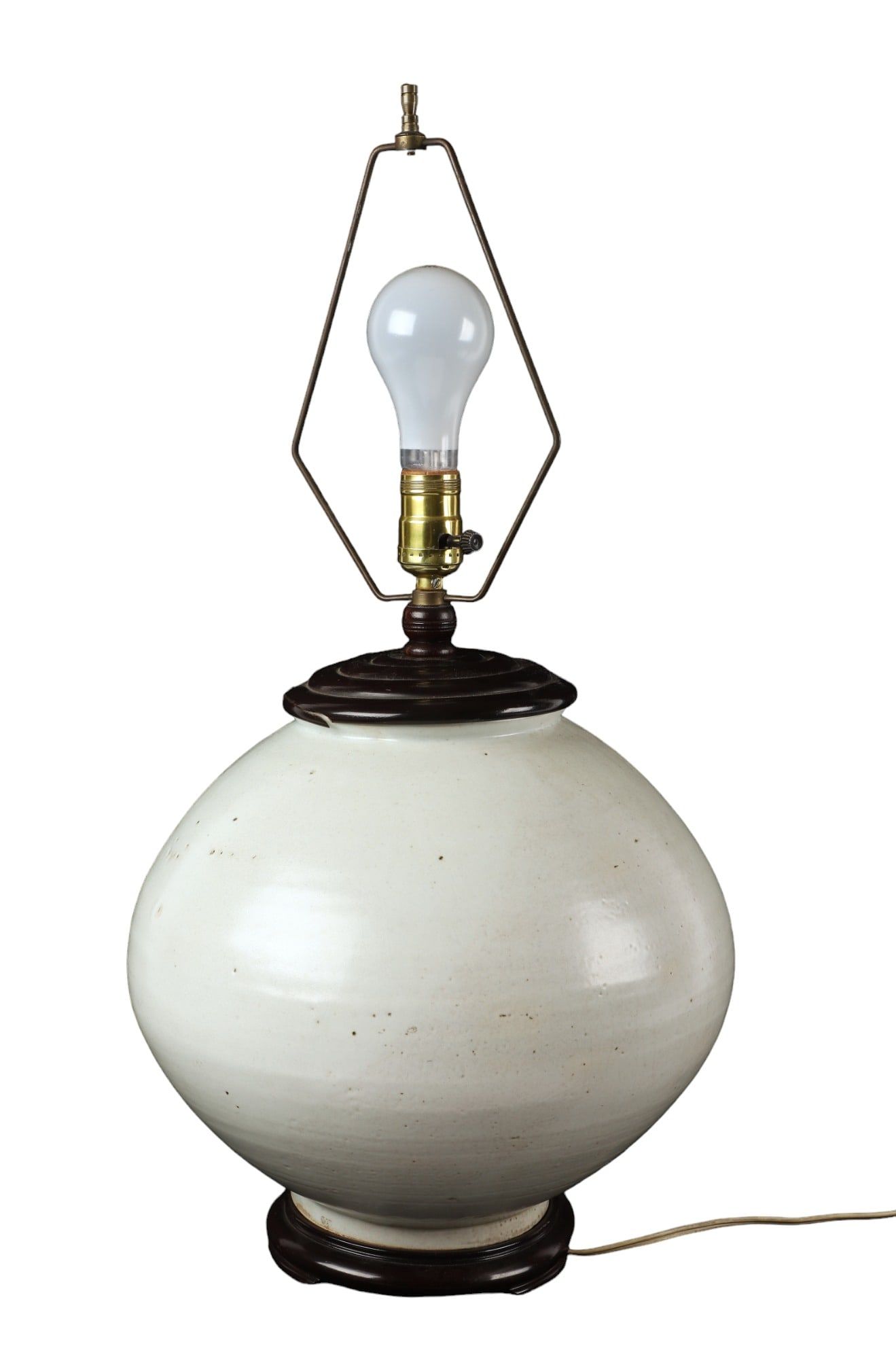 Table lamp formed from a Korean Joseon period moon jar, which hammered for $11,000 and sold for $14,300 with buyer’s premium at William Bunch.