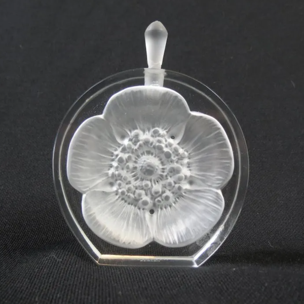 A Rene Lalique glass perfume bottle for Pavot, having a frosted flower decoration, realized $15,000 plus the buyer’s premium in August 2021. Image courtesy of Richard D. Hatch & Associates and LiveAuctioneers.