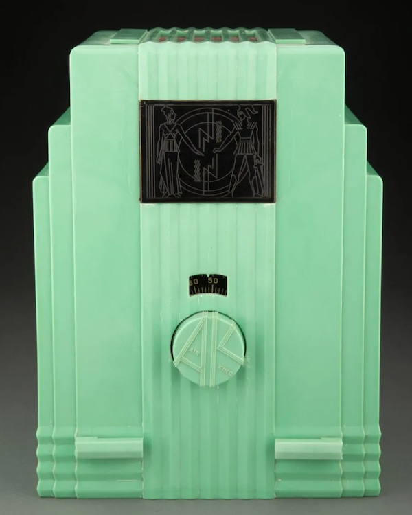 This model 52 Air King Skyscraper radio, fashioned from green Plaskon, another early form of plastic, secured $26,000 plus the buyer’s premium in June 2023. Image courtesy of Heritage Auctions and LiveAuctioneers.