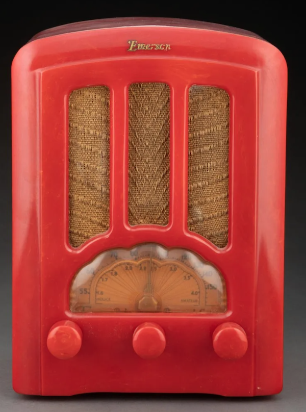 A 1939 Walter Dorwin Teague 500C radio for the Sparton Corporation, featuring a yellow Catalin cabinet with an apricot front, took $6,000 plus the buyer’s premium in June 2023. Image courtesy of Heritage Auctions and LiveAuctioneers.