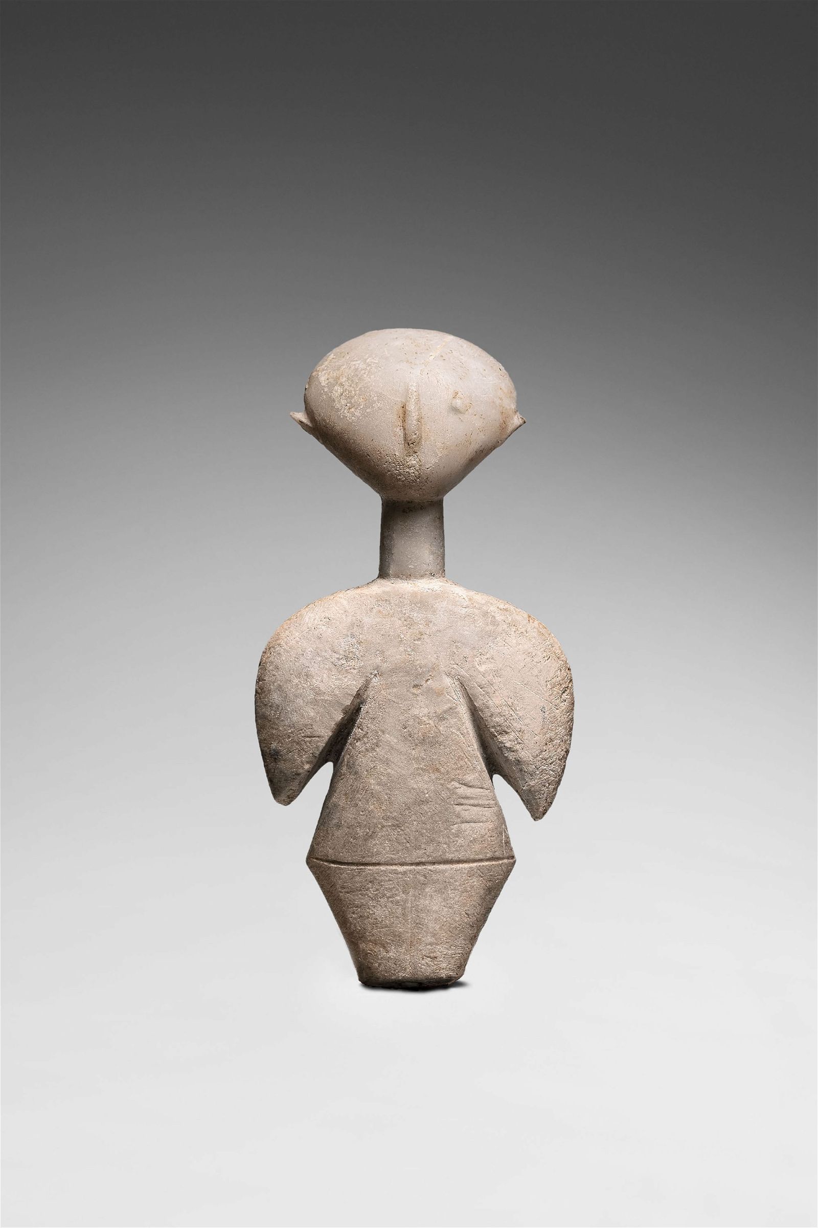 Kilia-type ‘stargazer’ figure dating to circa 4500–3500 BC, which hammered for €155,000 and sold for €201,500 ($216,940) with buyer’s premium at Native auctions in Brussels.