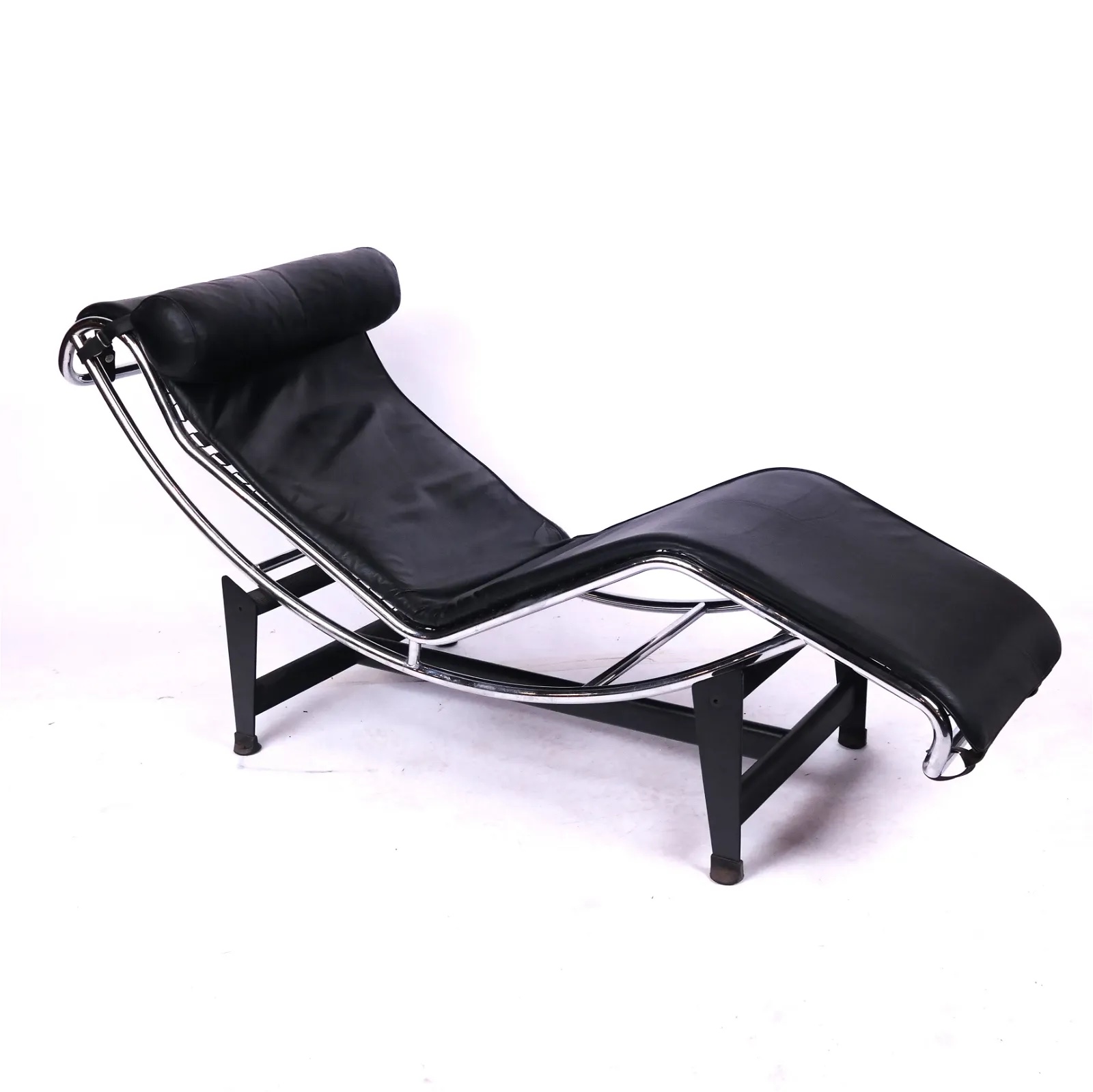 Le Corbusier LC4 easy chair, estimated at $1,000-$1,500 at Roland NY.
