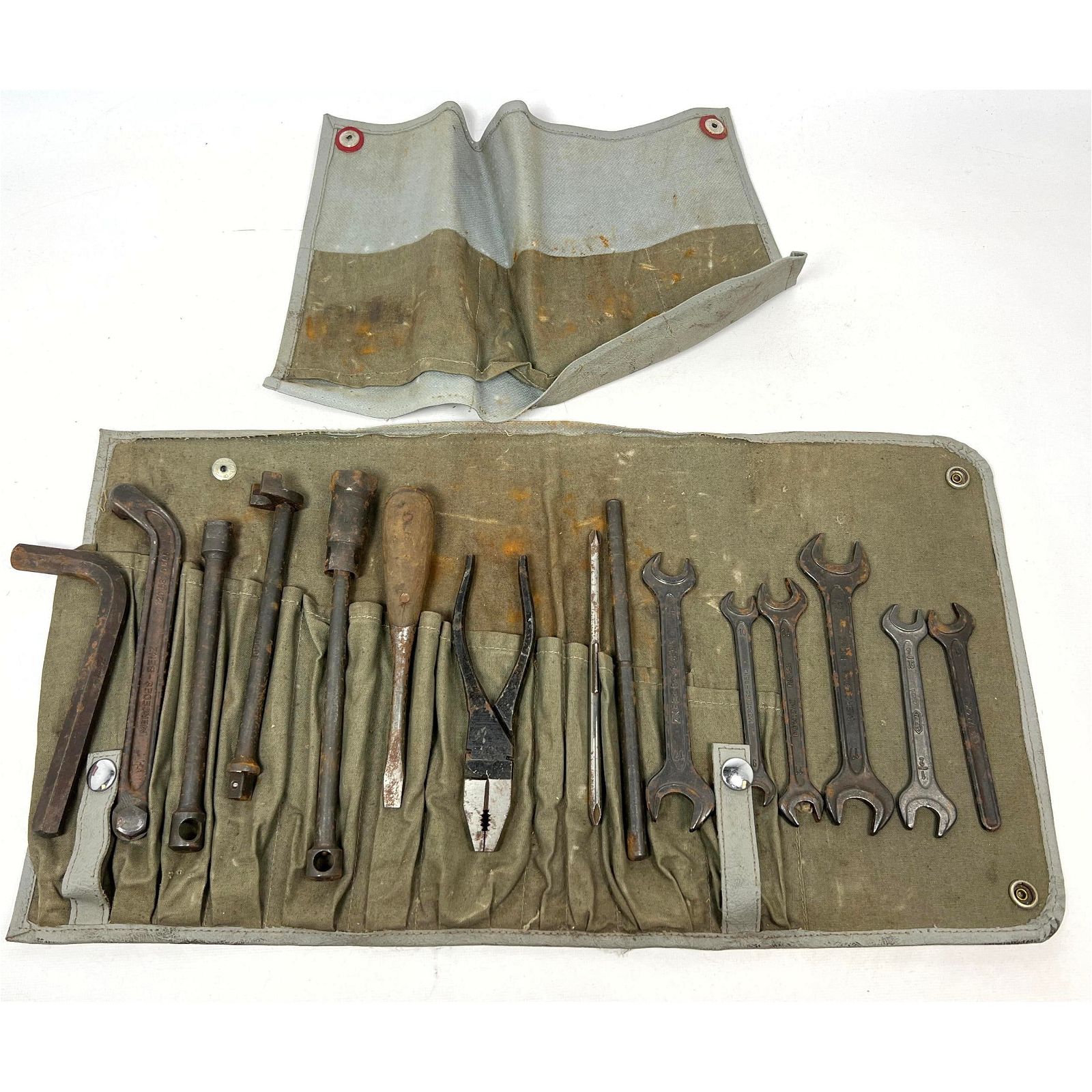 Vintage Mercedes 300 SL tool roll, which hammered for $8,000 and sold for $10,240 with buyer’s premium at Uniques and Antiques.