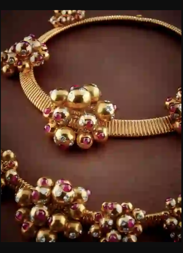This gold Bulgari necklace and bracelet pairing with Tubogas links, set with clusters of cabochon ruby spheres and diamonds, attained €85,000 ($91,875) plus the buyer’s premium in July 2020. Image courtesy of Wannenes - Art Contact and LiveAuctioneers.