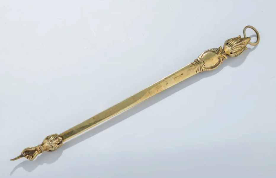 Hester Bateman created this parcel gilt Torah silver pointer that earned $7,250 plus the buyer’s premium in May 2016. Image courtesy of J. Greenstein & Co., Inc. and LiveAuctioneers.