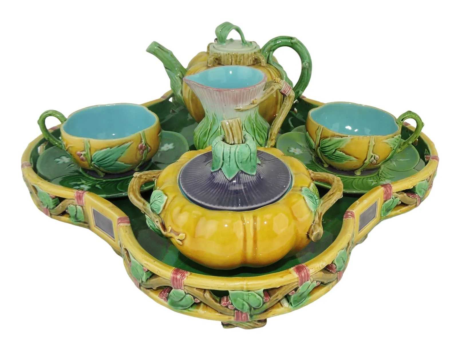 Minton Majolica tete-a-tete, which sold for $25,000 ($31,000 with buyer’s premium) at Strawser.