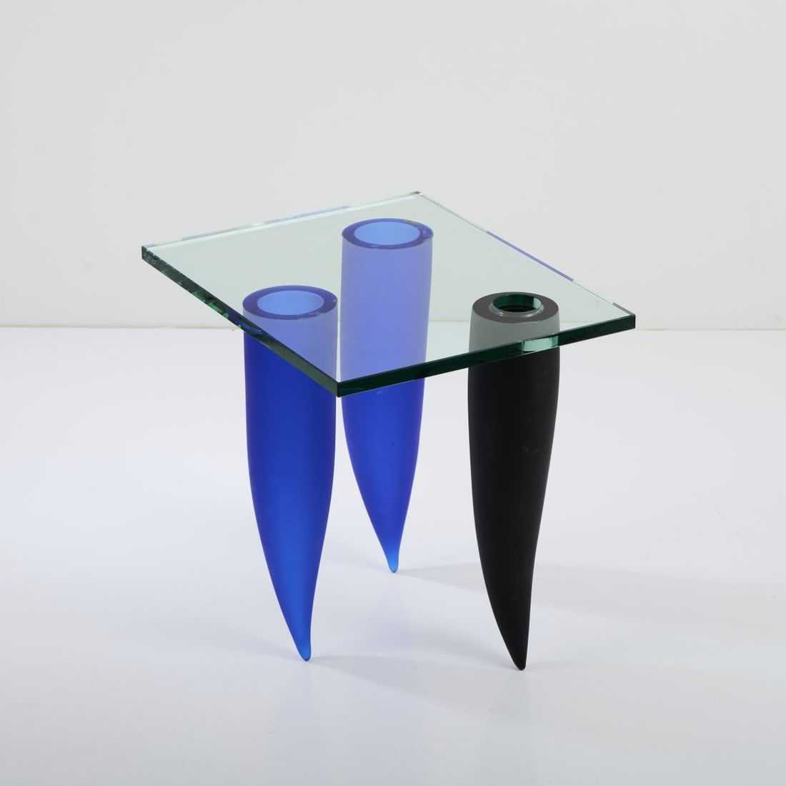 Another angle on the 1988 Philippe Starck coffee table called Trois Étrangetés sous un Mur (Three Strangers under a Wall), which sold for €5,200 ($5,540) plus the buyer’s premium in October 2023. Image courtesy of Quittenbaum Kunstauktionen GmbH and LiveAuctioneers.