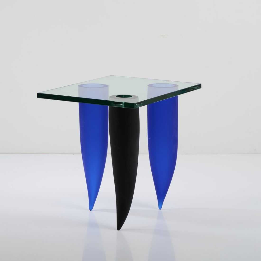 A Philippe Starck 1988 coffee table dubbed Trois Étrangetés sous un Mur (Three Strangers under a Wall) achieved €5,200 ($5,540) plus the buyer’s premium in October 2023. Image courtesy of Quittenbaum Kunstauktionen GmbH and LiveAuctioneers.