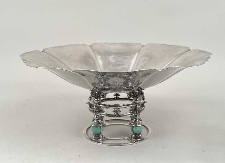 A sterling silver footed bowl by Erik Magnussen for Gorham achieved $24,000 plus the buyer’s premium, well above its $3,000-$5,000 estimate, in December 2023. Image courtesy of Schwenke Auctioneers and LiveAuctioneers.