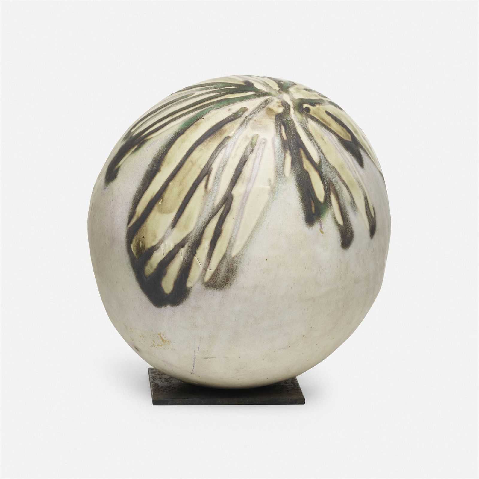 This ‘Full Moon’ vessel by Toshiko Takaezu is notable for the leaf-like fine glazing design at the top. The circa-1970 sculpture took $15,000 plus the buyer’s premium in October 2021. Image courtesy of Los Angeles Modern Auctions (LAMA) and LiveAuctioneers.