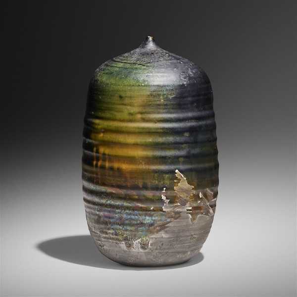 An untitled closed-form vessel with rattle by Toshiko Takaezu went out at $14,000 plus the buyer’s premium in November 2022. Image courtesy of Los Angeles Modern Auctions (LAMA) and LiveAuctioneers.