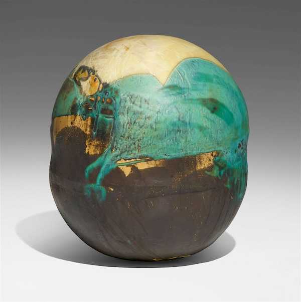 A Toshiko Takaezu ‘Spring Moon’ vessel with a rattle embedded inside it brought $140,000 plus the buyer’s premium in October 2023. Image courtesy of Rago Arts and Auction Center and LiveAuctioneers.