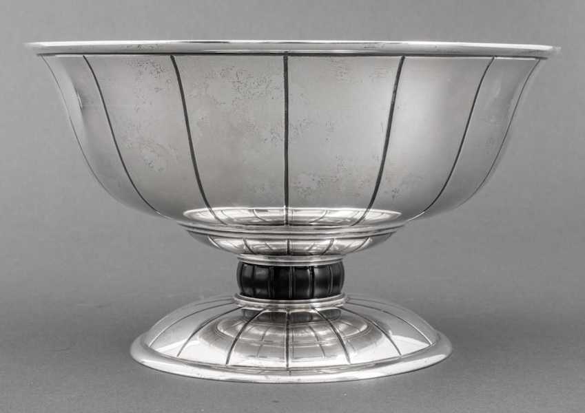 This Erik Magnussen for Gorham sterling silver centerpiece bowl with repousse borders and vertical lines took $2,500 plus the buyer’s premium in May 2023. Image courtesy of Auctions at Showplace and LiveAuctioneers.